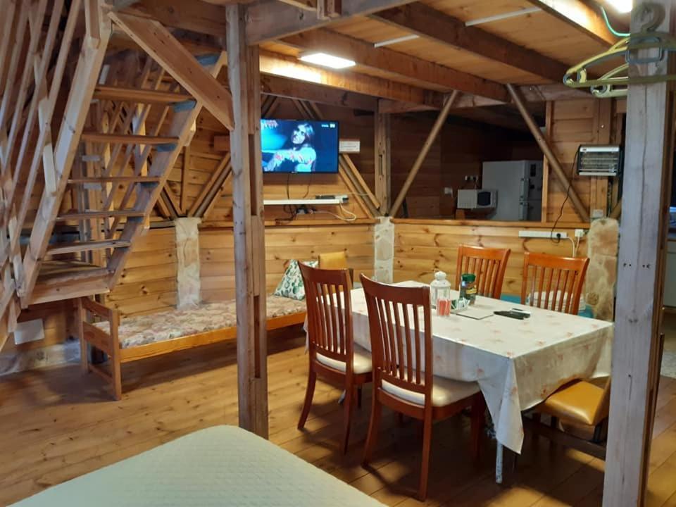 בקתת עץ בחורש במנות - דום גיאודזי - Wooden Cabin In Manot Eksteriør bilde