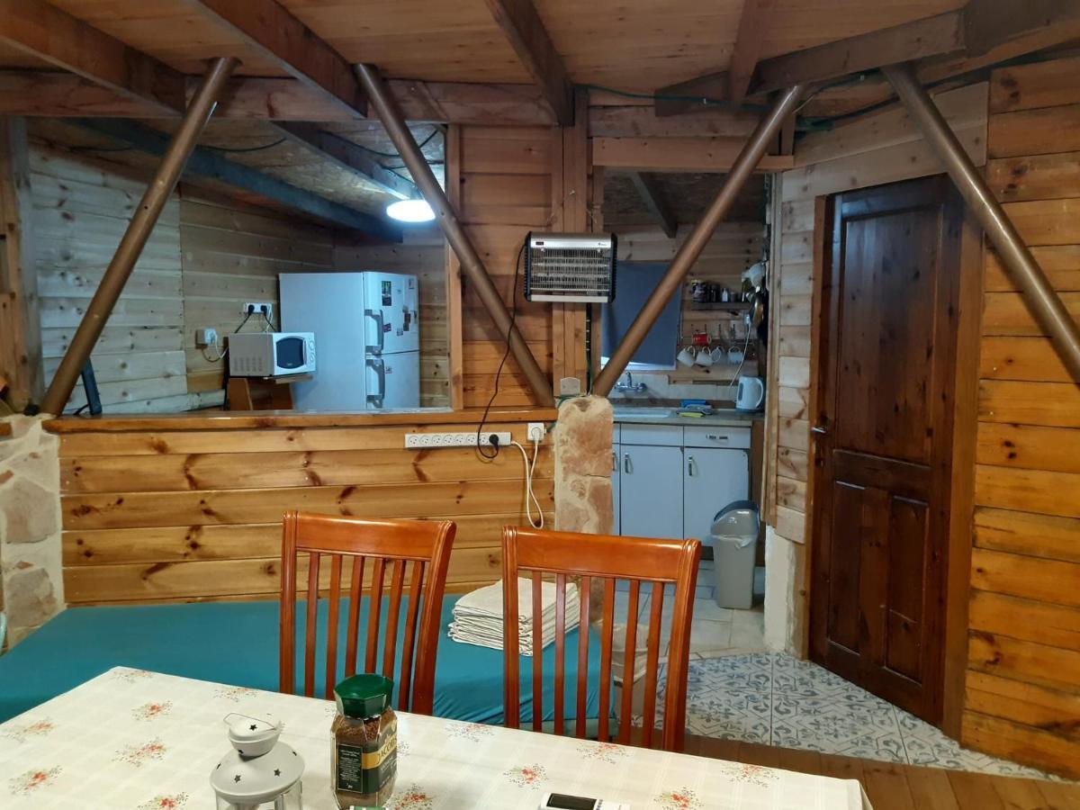 בקתת עץ בחורש במנות - דום גיאודזי - Wooden Cabin In Manot Eksteriør bilde