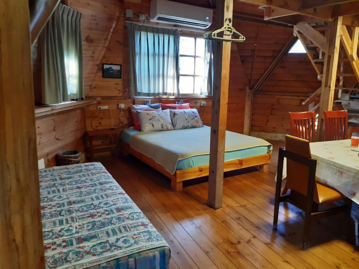 בקתת עץ בחורש במנות - דום גיאודזי - Wooden Cabin In Manot Eksteriør bilde