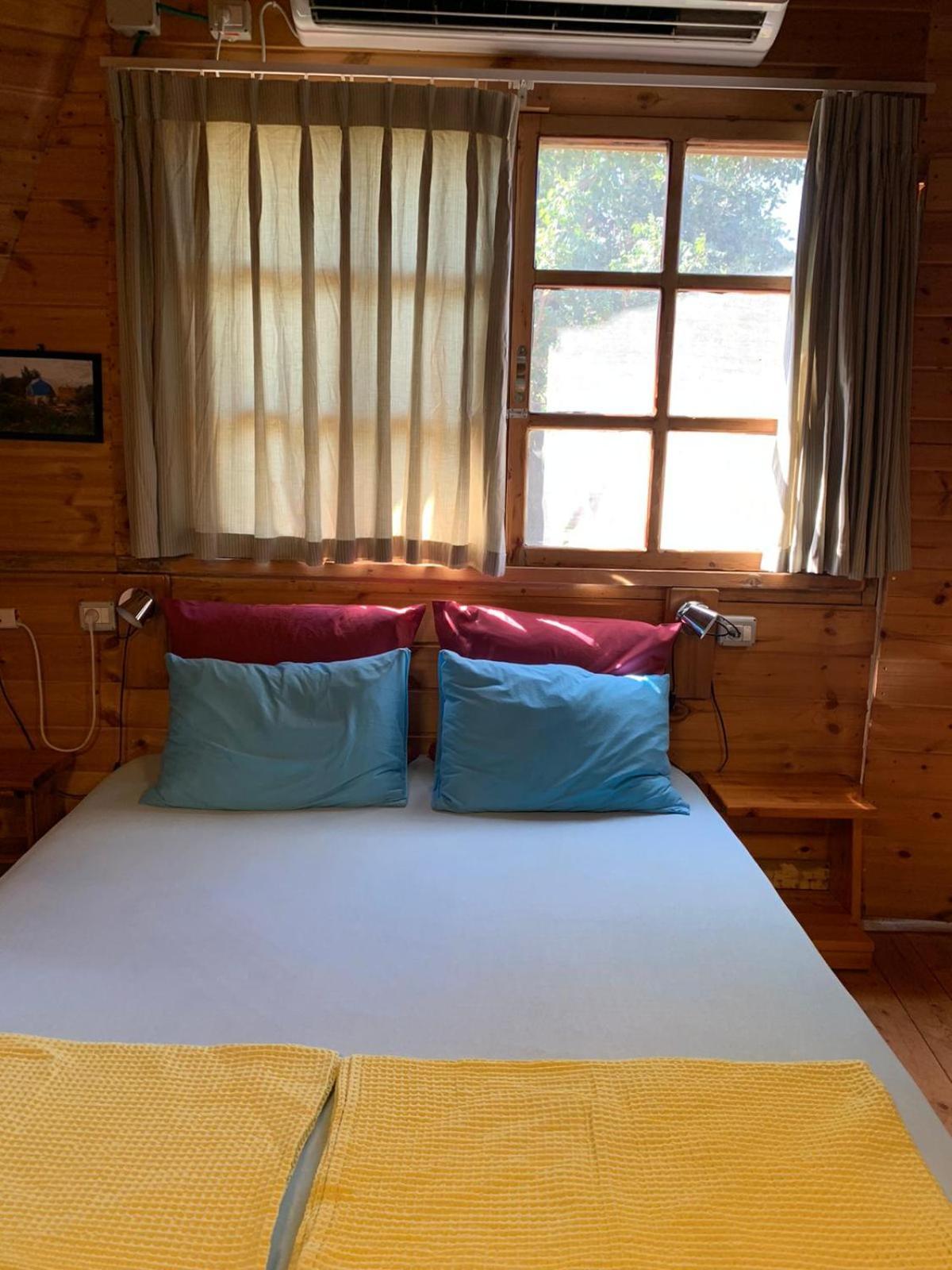 בקתת עץ בחורש במנות - דום גיאודזי - Wooden Cabin In Manot Eksteriør bilde