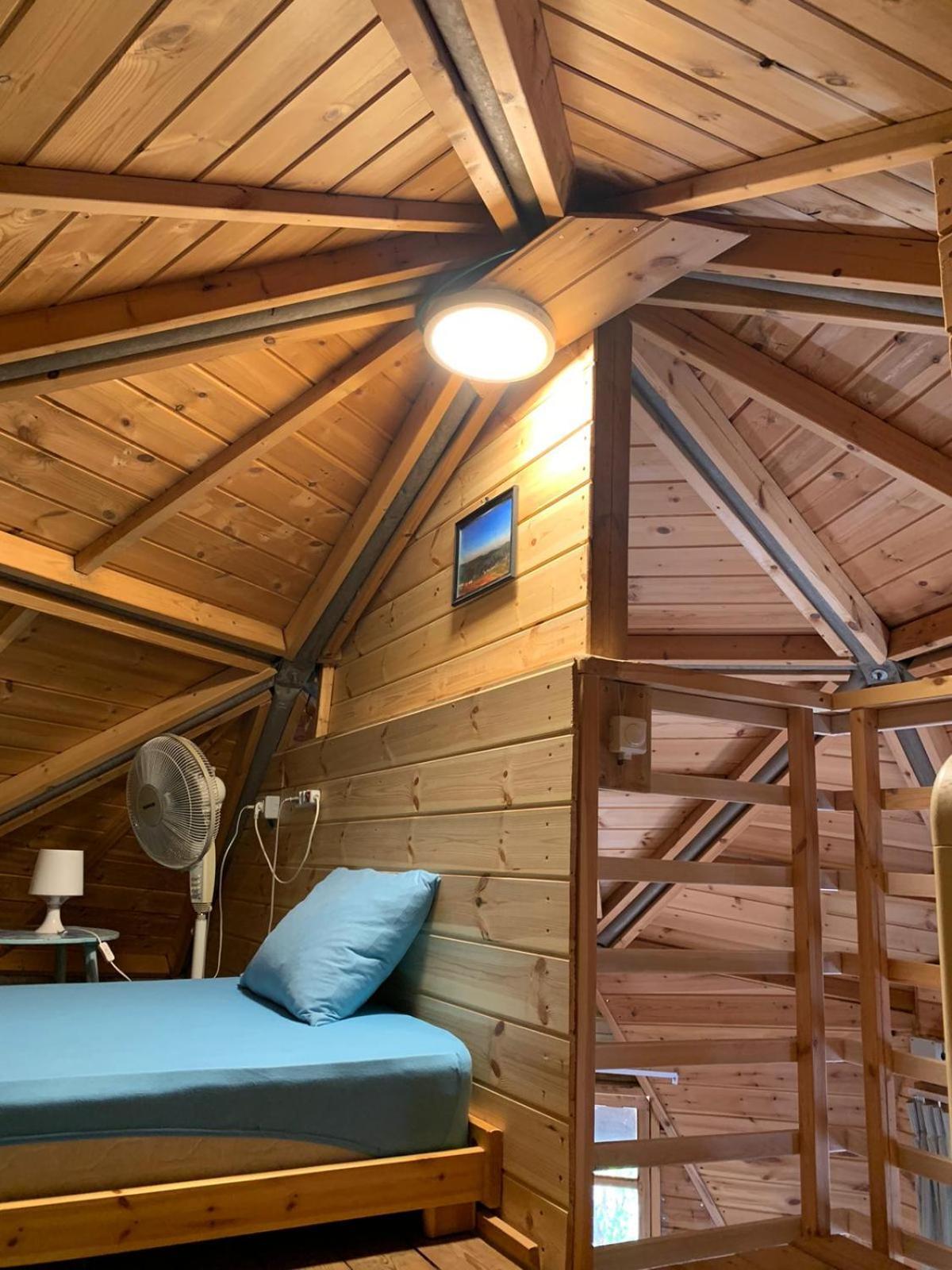 בקתת עץ בחורש במנות - דום גיאודזי - Wooden Cabin In Manot Eksteriør bilde